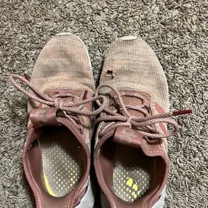 Womens addidas tennis shoes size 8.5.